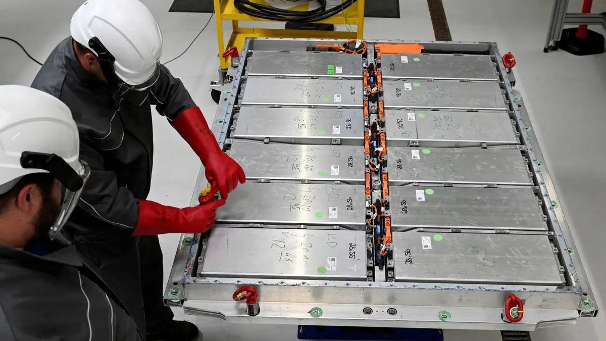 Ingeniero con baterías de autos eléctricos